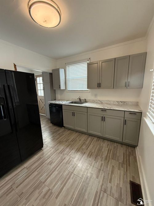 35247 Currier St, Wayne, MI, 48184-2347 | Card Image