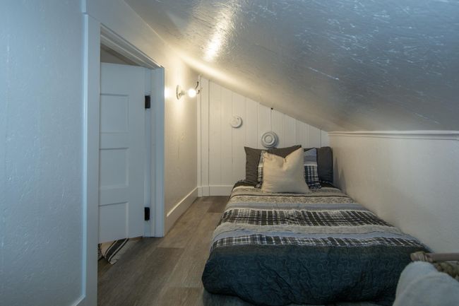 Extra hangout space at the top of the steps | Image 29