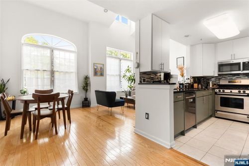 122 Abbie Ct, West New York, NJ, 07093-8377 | Card Image