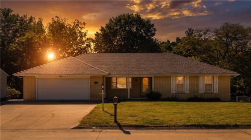 4930 Mockingbird Ln, Saint Joseph, MO, 64506-3327 | Card Image