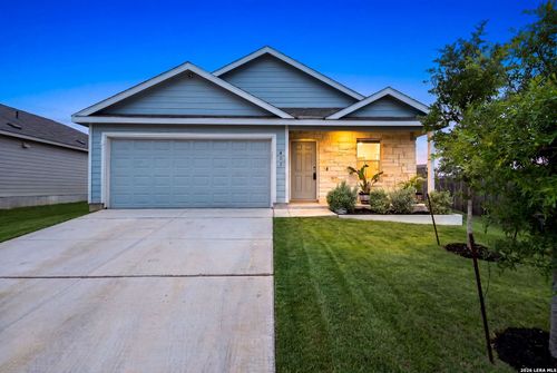 401 Alta Vista Ter, Seguin, TX, 78155-3275 | Card Image