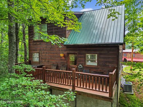 2434 N School House Gap Rd, Sevierville, TN, 37876-8967 | Card Image