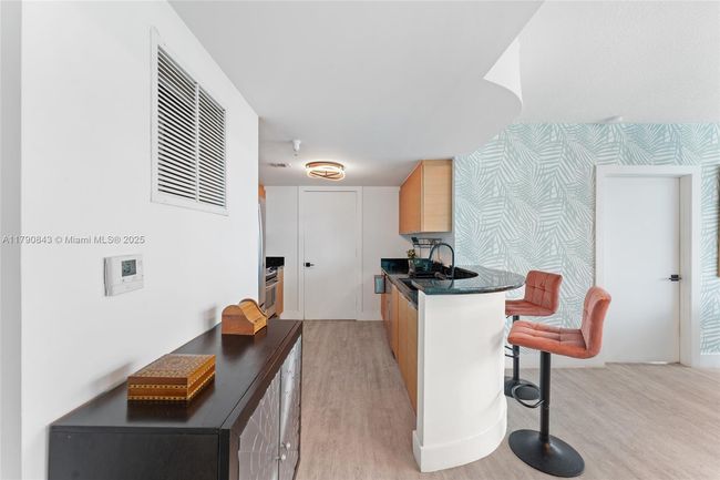 APT-1404 - 1881 79 Th Street Cswy, Condo with 2 bedrooms, 2 bathrooms and null parking in North Bay Village FL | Image 7