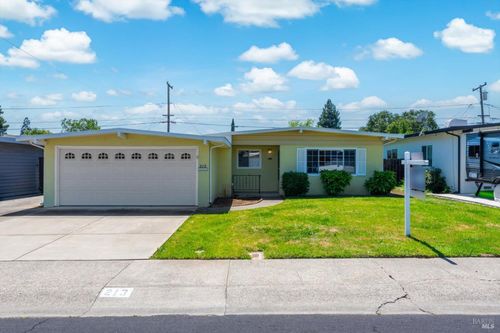 213 Hemlock Street, Vacaville, CA, 95688 | Card Image