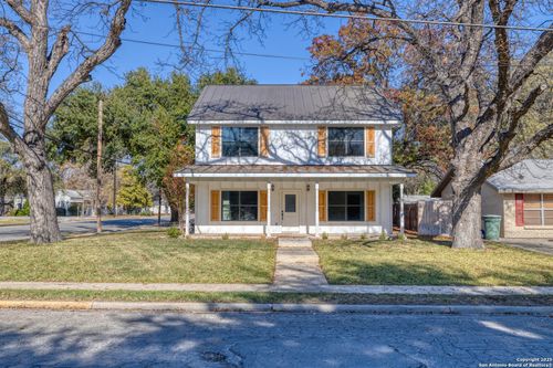 136 W Oak St, Uvalde, TX, 78801-4618 | Card Image