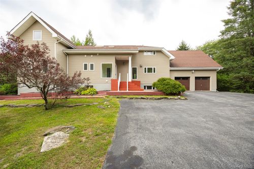 303 Freedom Rd, Pleasant Valley, NY, 12569-5402 | Card Image
