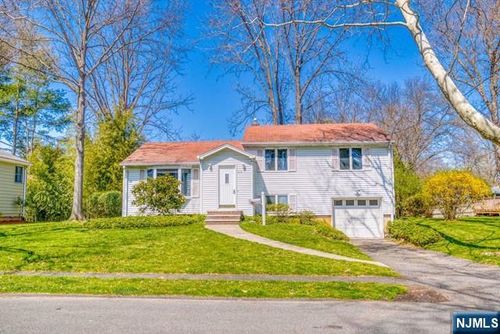 23 Smith Ct, Closter, NJ, 07624-1628 | Card Image