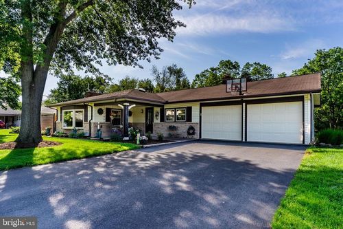 1561 Vesta Dr, HARRISBURG, PA, 17112-1137 | Card Image