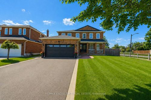 2 Pebble Beach Court, Brampton, ON, L6S4E9 | Card Image