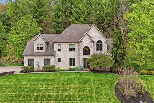 1560 Barrington Dr, Wexford, PA, 15090-9377 | Card Image