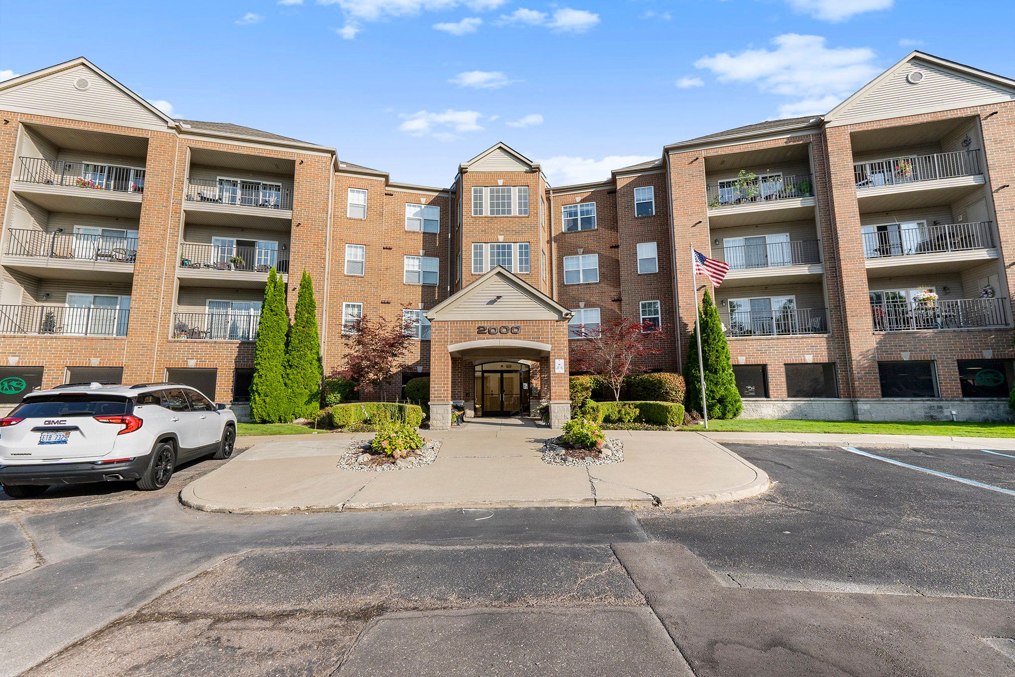 Country Club Dr, Saint Clair Shores, MI 48082