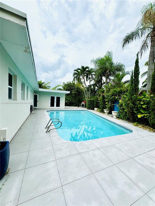 2075 Hibiscus Dr, North Miami, FL, 33181-2344 | Card Image