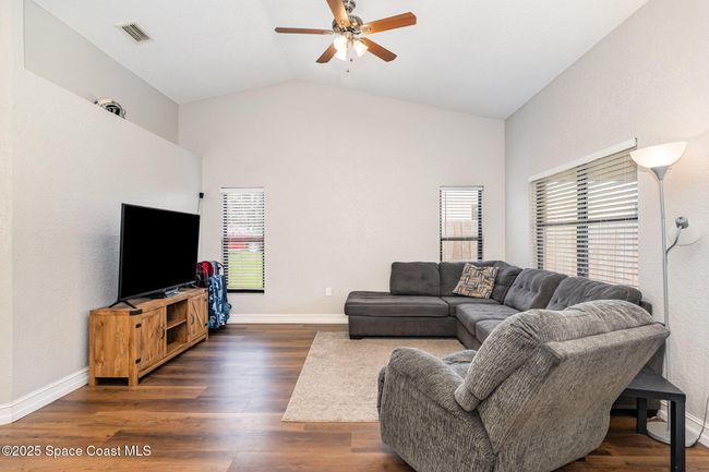 Living Area | Image 8