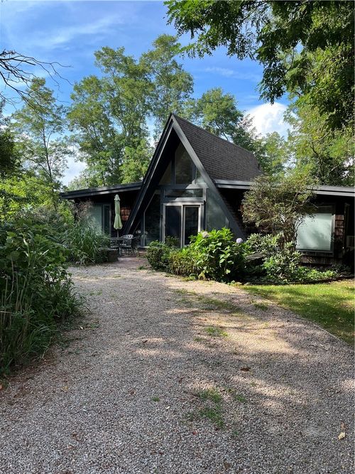 14 Buoy St, Jamestown, RI, 02835-2415 | Card Image