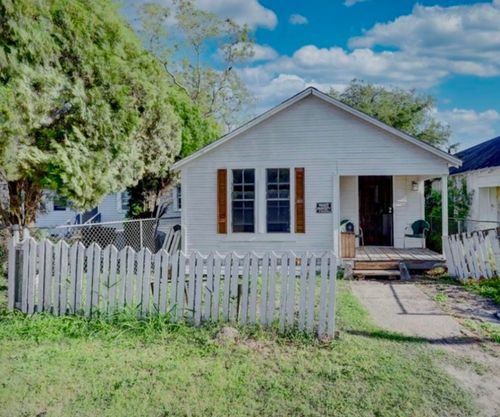 531 W Avenue E, Robstown, TX, 78380-2962 | Card Image