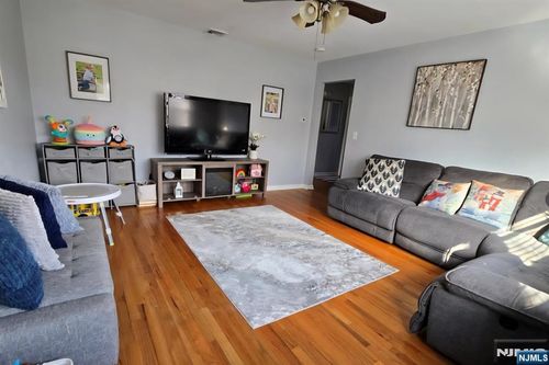 18 English Ave, Elmwood Park, NJ, 07407-3303 | Card Image