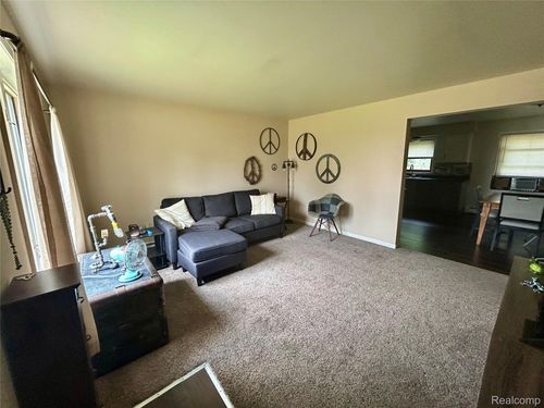 123 Hale St, Fowlerville, MI, 48836-9016 | Card Image