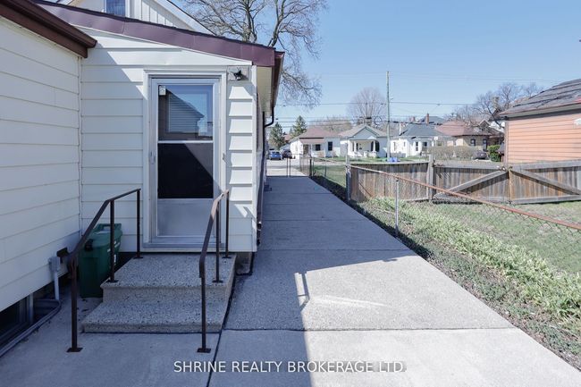 853 Queens Ave, House other with 3 bedrooms, 1 bathrooms and 2 parking in London ON | Image 22