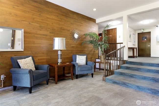 Secure lobby entrance. | Image 24
