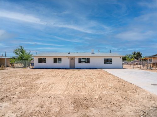 21865 Fox Ave, Apple Valley, CA, 92307-4217 | Card Image