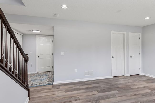 Hallway to Garage | Image 35