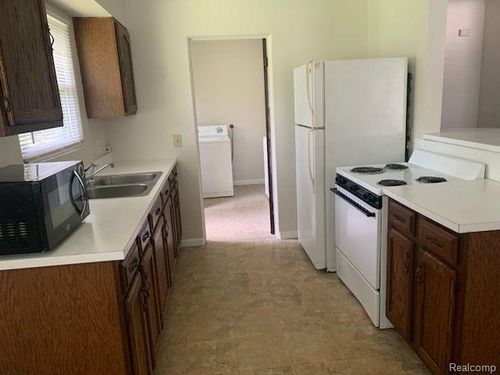 4340 Richalva Ct, Waterford Twp, MI, 48329-4034 | Card Image