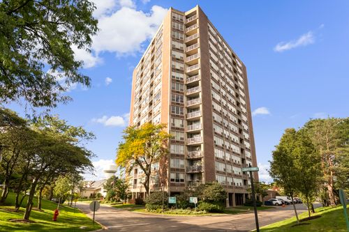 12e-3925 Triumvera Dr, Glenview, IL, 60025-3879 | Card Image