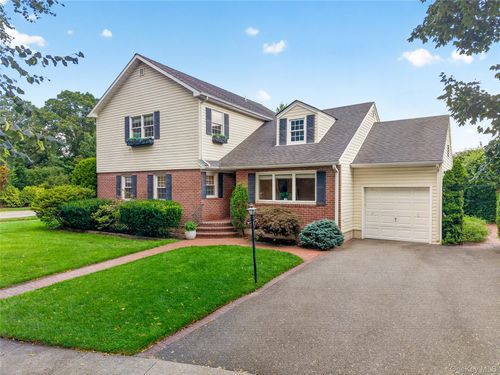 17 Maxwell Rd, Garden City, NY, 11530-1814 | Card Image