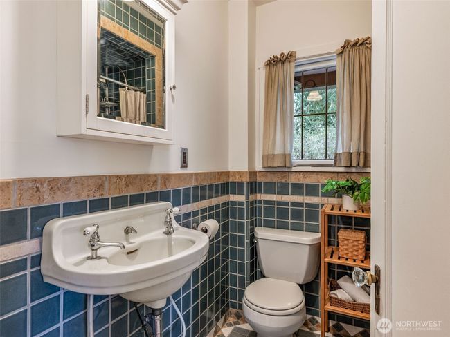 Main floor Bathroom. | Image 11