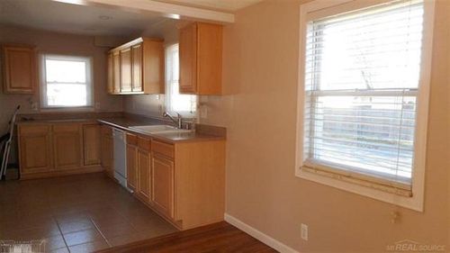 21725 Share St, Saint Clair Shores, MI, 48082-2220 | Card Image