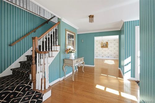 695 Hunt Ln, Manhasset, NY, 11030-2759 | Card Image