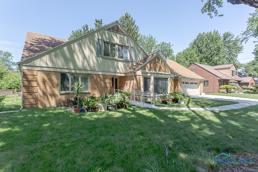Pemberton Dr, Toledo, OH 43606