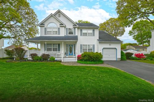 79 6th Ave, Holtsville, NY, 11742-2373 | Card Image