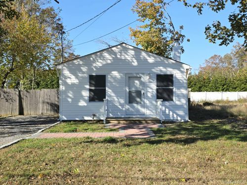 42 Oak Dr, Riverhead, NY, 11901-1519 | Card Image