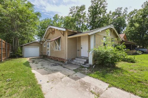 2719 W Douglas Ave, Wichita, KS, 67213-2606 | Card Image