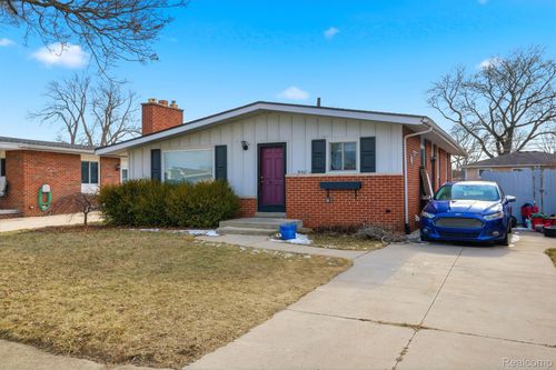 30400 Lisch St, Gibraltar, MI, 48173-9441 | Card Image