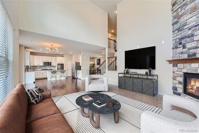 Soaring ceilings and great room style (virtual staging) | Image 2