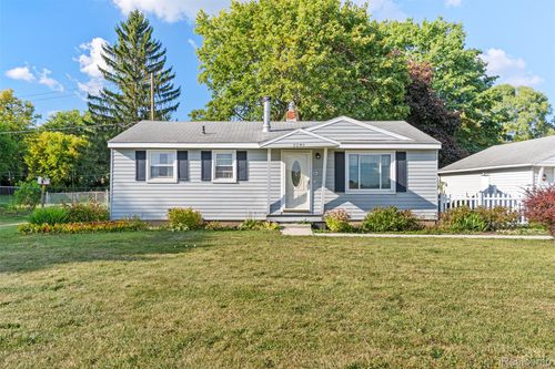 5292 Maple Ave, Swartz Creek, MI, 48473-8207 | Card Image