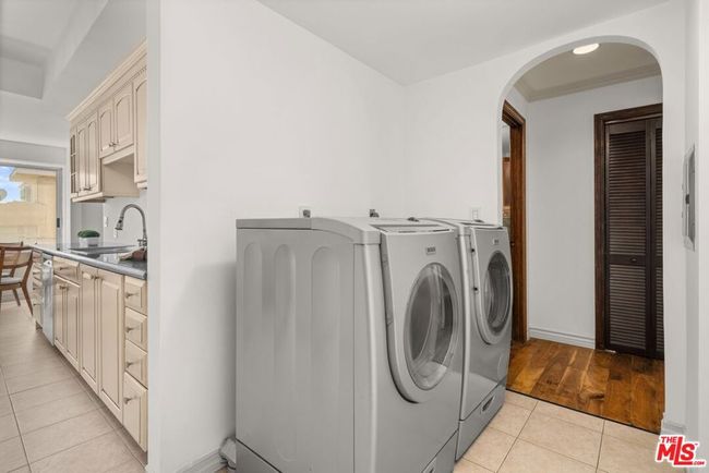 UNIT-406 - 318 N Maple Dr, Condo with 2 bedrooms, 3 bathrooms and 2 parking in Beverly Hills CA | Image 16