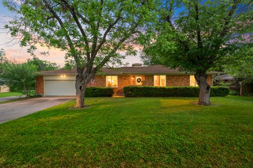 706 W Denison Dr, Robinson, TX, 76706-4905 | Card Image