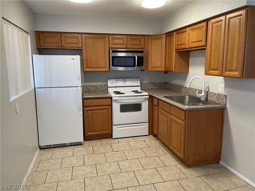 apt-4-3380 Brussels St, Las Vegas, NV, 89169-2851 | Card Image