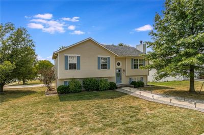 Bi-level home with a front yard | Image 3