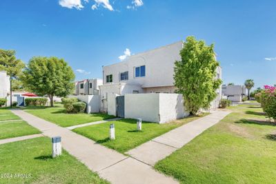 5204 N 42 Nd Lane, Townhouse with 3 bedrooms, 1 bathrooms and null parking in Phoenix AZ | Image 2