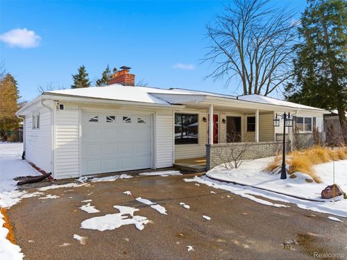 48940 Cardinal St, Shelby Township, MI, 48317-2222 | Card Image