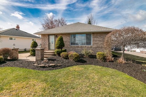 1584 Mallard Dr, Mayfield Heights, OH, 44124-3064 | Card Image