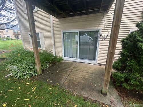 apt-a-924 Chestnut Hill Dr, Auburn Hills, MI, 48326-3668 | Card Image
