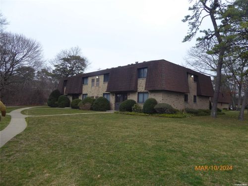 35-35 Pinebrook Place, Islip, NY, 11706 | Card Image