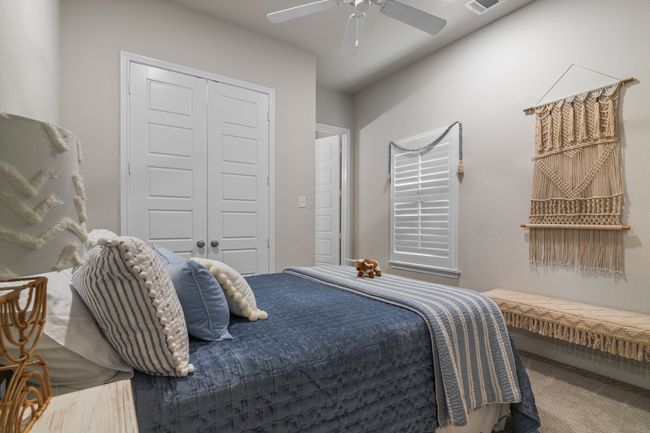 Bedroom with visible vents, a ceiling fan, and a closet | Image 18