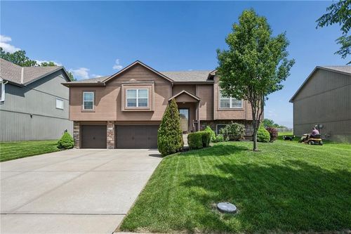 8905 N Agnes Ave, Kansas City, MO, 64156-8612 | Card Image