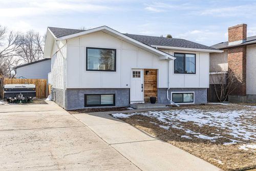 5 Campbell Cres Se, Medicine Hat, AB, T1B1J7 | Card Image